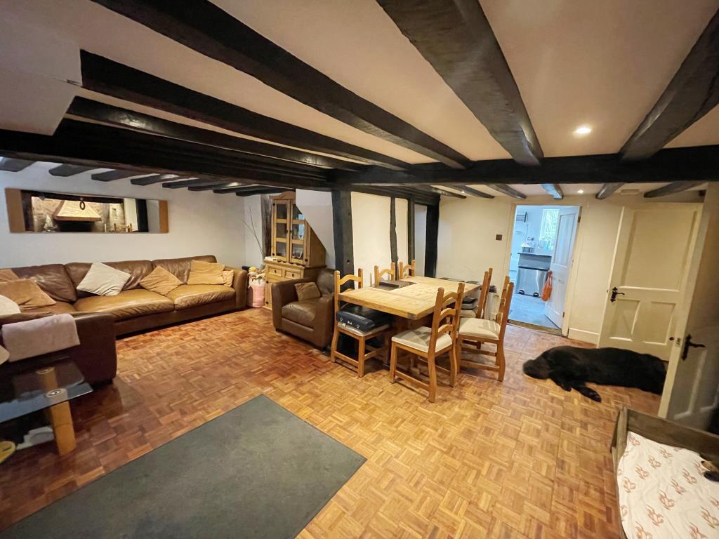 Lot: 23 - PERIOD PROPERTY WITH PERMISSION FOR ALTERATIONS AND POTENTIAL FOR SUB-DIVISION - Living room with exposed beams